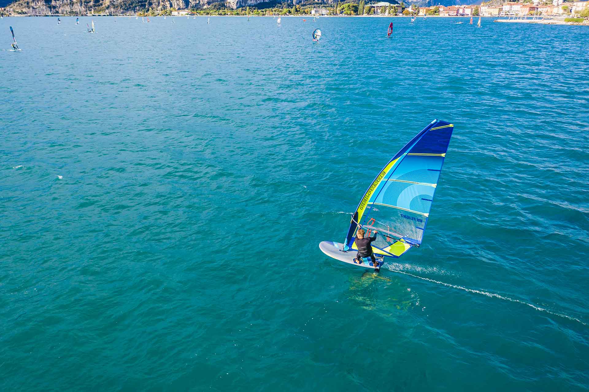 ES hydrofoil plovak jp 2021 obrazek dama na prknu.